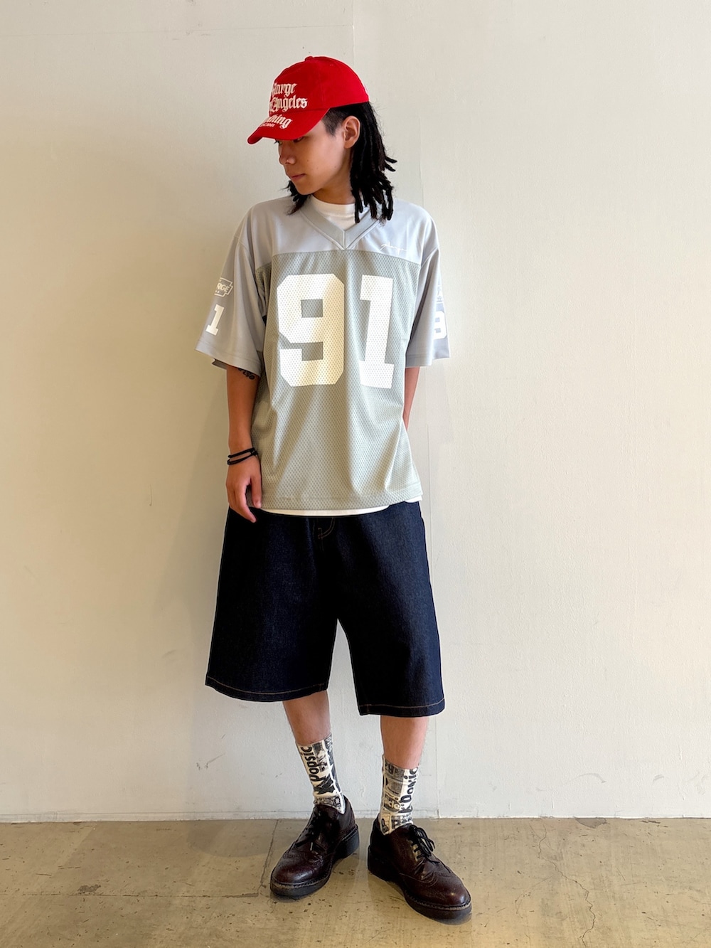 「スポーツミックス、デニムハーフパンツ、ジョーツ、着こなしのちょこっとテク、メンズファッション、ストリートコーデ、キャップ、古着MIX、テーマパークコーデ、お洒落さんとつながりたい、オープンカラーシャツ、古着コーデ、ラフコーデ、ootd、休日スタイル」｜「XLARGEのOLD ENGLISH 6PANEL SNAPBACK CAP（キャップ、レッド系）」を使った、兵藤皐太郎さん（メンズ・168cm）の夏コーディネートの2枚目の写真
