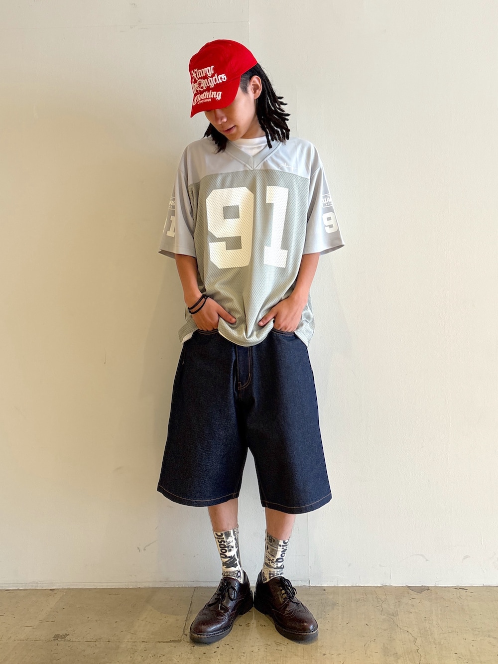 「スポーツミックス、デニムハーフパンツ、ジョーツ、着こなしのちょこっとテク、メンズファッション、ストリートコーデ、キャップ、古着MIX、テーマパークコーデ、お洒落さんとつながりたい、オープンカラーシャツ、古着コーデ、ラフコーデ、ootd、休日スタイル」｜「XLARGEのOLD ENGLISH 6PANEL SNAPBACK CAP（キャップ、レッド系）」を使った、兵藤皐太郎さん（メンズ・168cm）の夏コーディネートの4枚目の写真