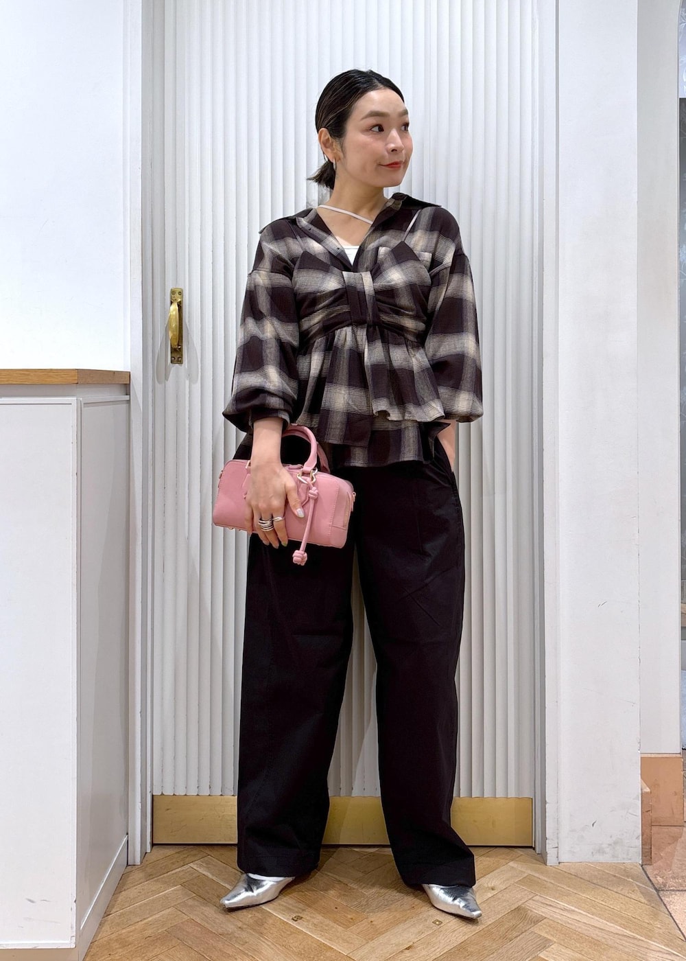 ホワイト系のキャミソール、ブラック系のその他パンツ、ブラック系のキャミソールを着用したレディースの夏コーディネートの8枚目の写真