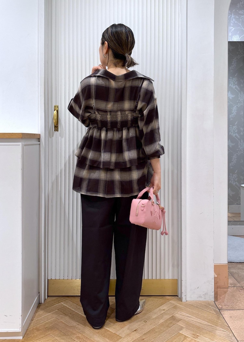 ホワイト系のキャミソール、ブラック系のその他パンツ、ブラック系のキャミソールを着用したレディースの夏コーディネートの10枚目の写真