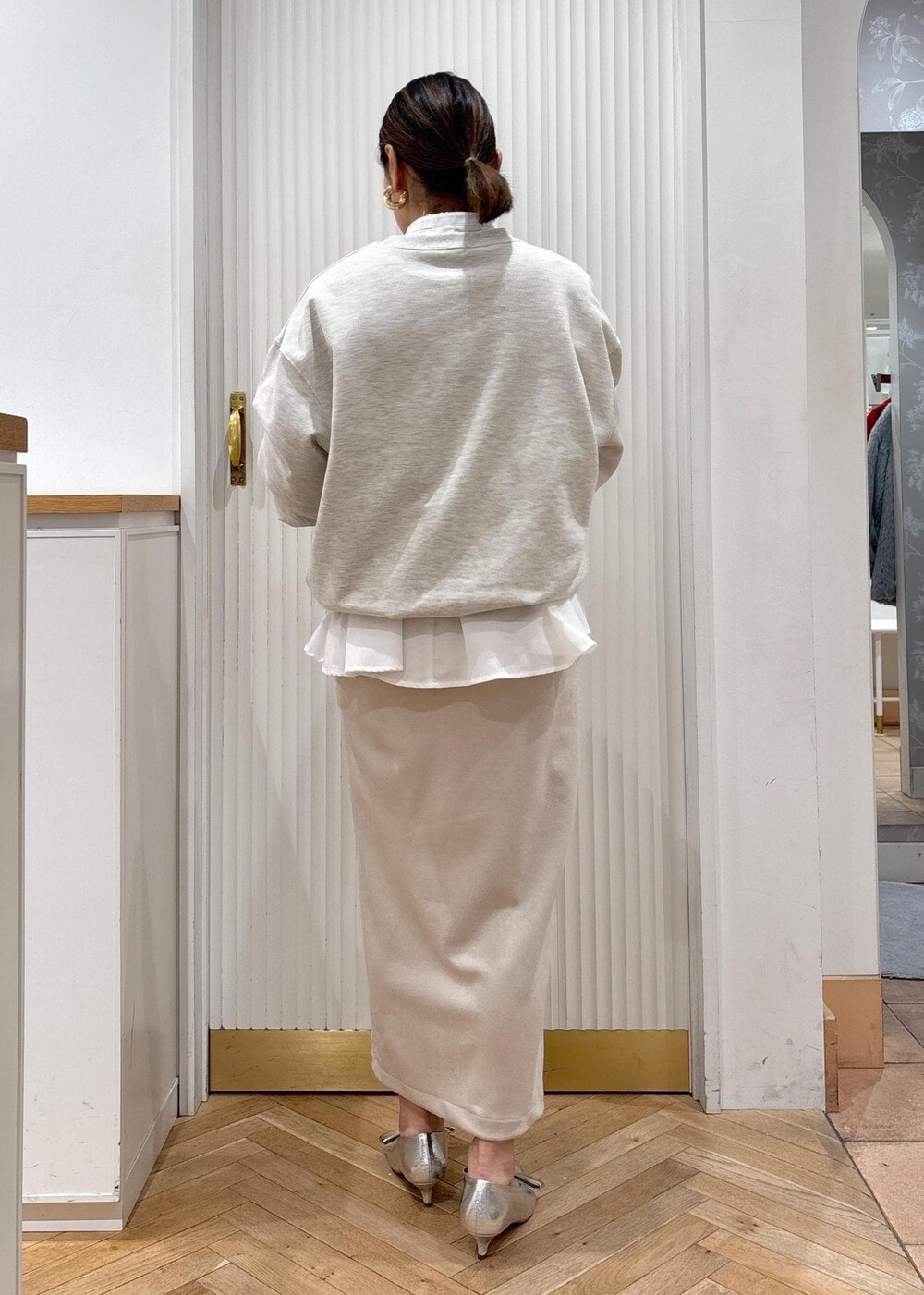 シルバー系のパンプス、ホワイト系のスウェット、ホワイト系のシャツ/ブラウスを着用したレディースの冬コーディネートの5枚目の写真