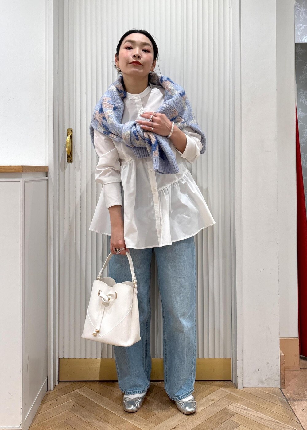 「デニム、洗える、ラメニット、春コーデ、お出かけコーデ、旅行コーデ、大人カジュアル、パンツスタイル、体型カバー、カジュアルコーデ、VIS、ナチュラル、イエベ秋、混合、トップス」｜「VISの【洗える】アシンメトリークロスストラップキャミソール（キャミソール、ホワイト系）」を使った、namieさん（レディース・157cm）の冬コーディネートの9枚目の写真