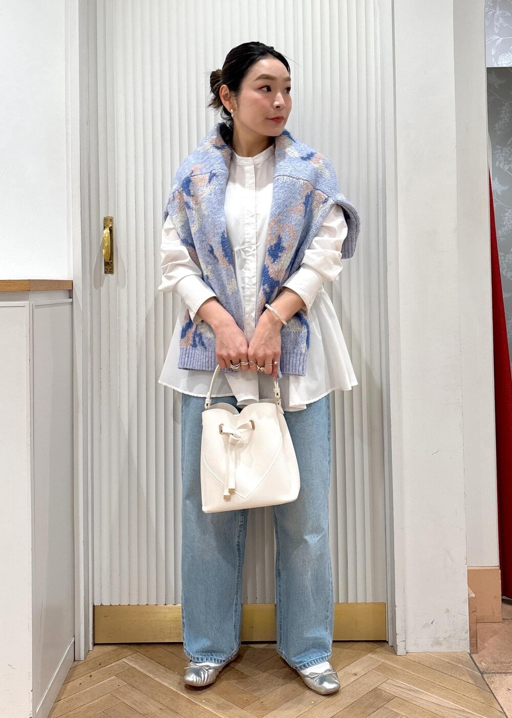 「デニム、洗える、ラメニット、春コーデ、お出かけコーデ、旅行コーデ、大人カジュアル、パンツスタイル、体型カバー、カジュアルコーデ、VIS、ナチュラル、イエベ秋、混合、トップス」｜「VISの【洗える】アシンメトリークロスストラップキャミソール（キャミソール、ホワイト系）」を使った、namieさん（レディース・157cm）の冬コーディネートの10枚目の写真