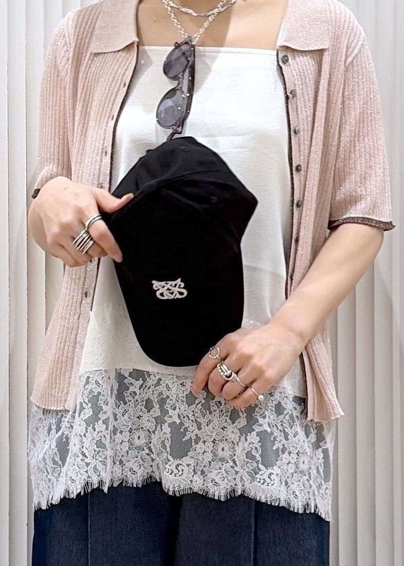 ブルー系のデニムパンツ、ホワイト系のキャミソール、ピンク系のカーディガン/ボレロを着用したレディースの春コーディネートの6枚目の写真
