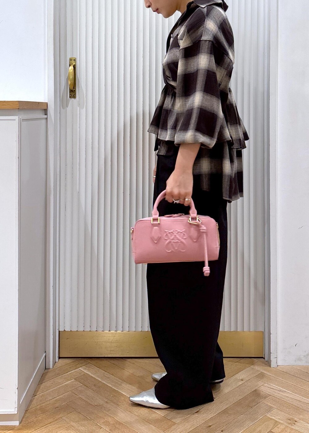 ホワイト系のキャミソール、ブラック系のその他パンツ、ブラック系のキャミソールを着用したレディースの夏コーディネートの3枚目の写真