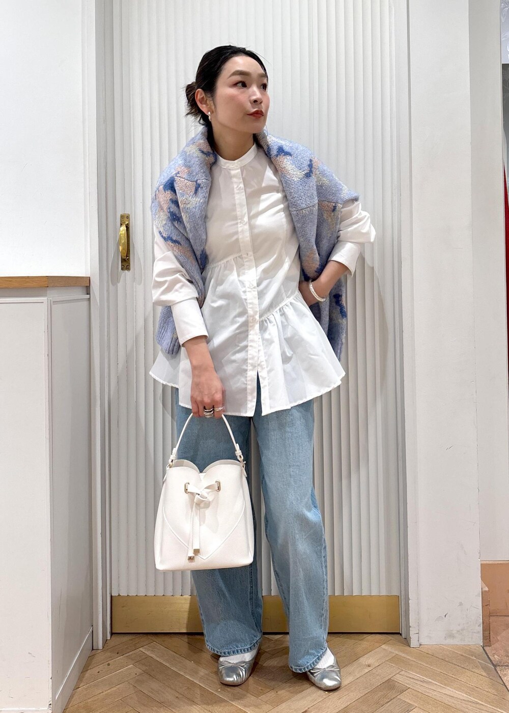 「デニム、洗える、ラメニット、春コーデ、お出かけコーデ、旅行コーデ、大人カジュアル、パンツスタイル、体型カバー、カジュアルコーデ、VIS、ナチュラル、イエベ秋、混合、トップス」｜「VISの【洗える】アシンメトリークロスストラップキャミソール（キャミソール、ホワイト系）」を使った、namieさん（レディース・157cm）の冬コーディネートの2枚目の写真