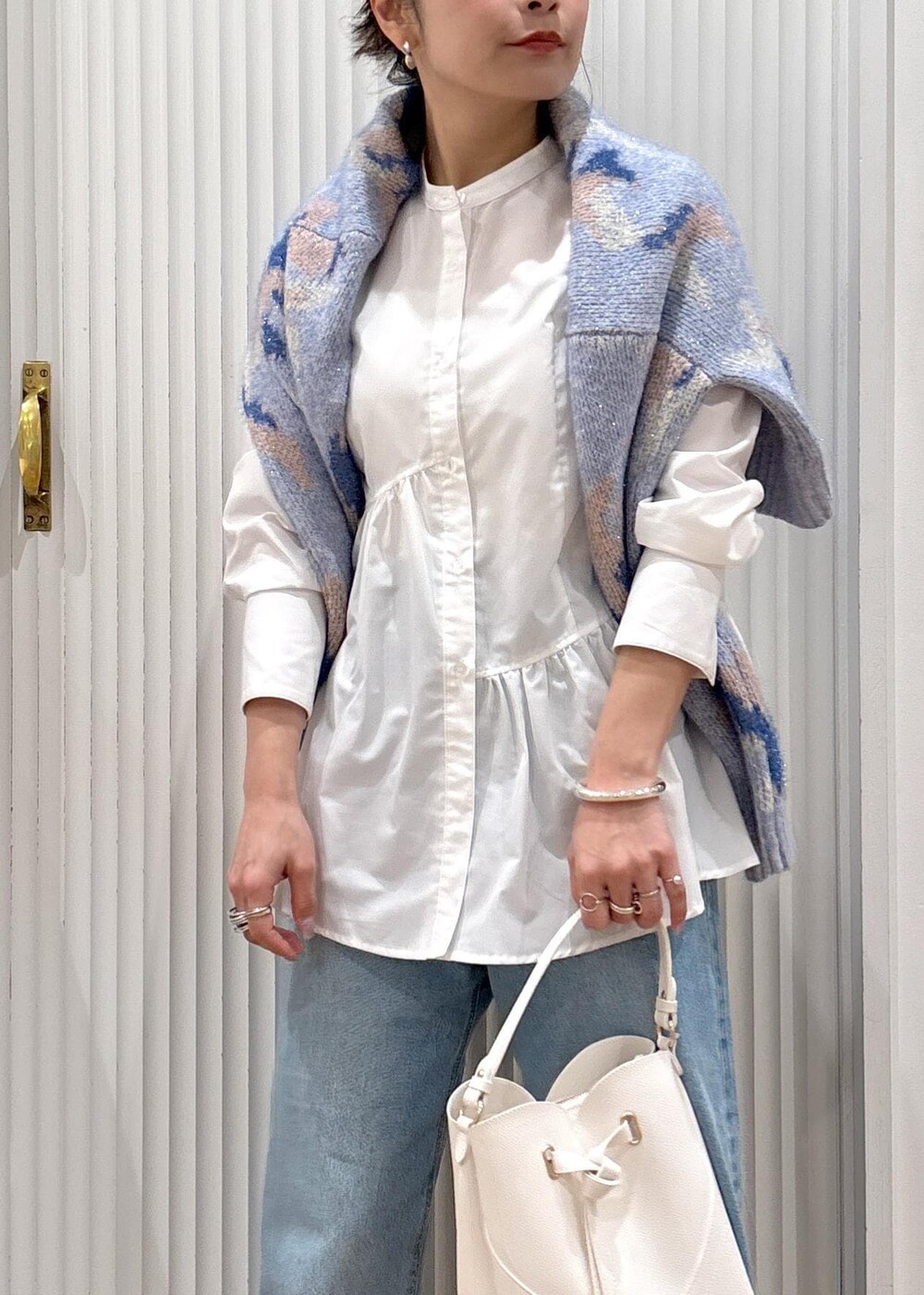 「デニム、洗える、ラメニット、春コーデ、お出かけコーデ、旅行コーデ、大人カジュアル、パンツスタイル、体型カバー、カジュアルコーデ、VIS、ナチュラル、イエベ秋、混合、トップス」｜「VISの【洗える】アシンメトリークロスストラップキャミソール（キャミソール、ホワイト系）」を使った、namieさん（レディース・157cm）の冬コーディネートの7枚目の写真