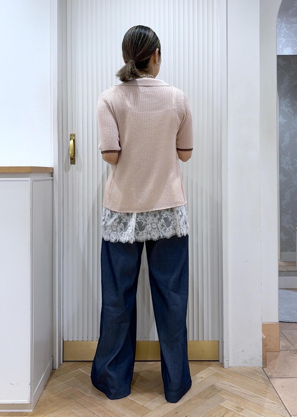 ブルー系のデニムパンツ、ホワイト系のキャミソール、ピンク系のカーディガン/ボレロを着用したレディースの春コーディネートの4枚目の写真