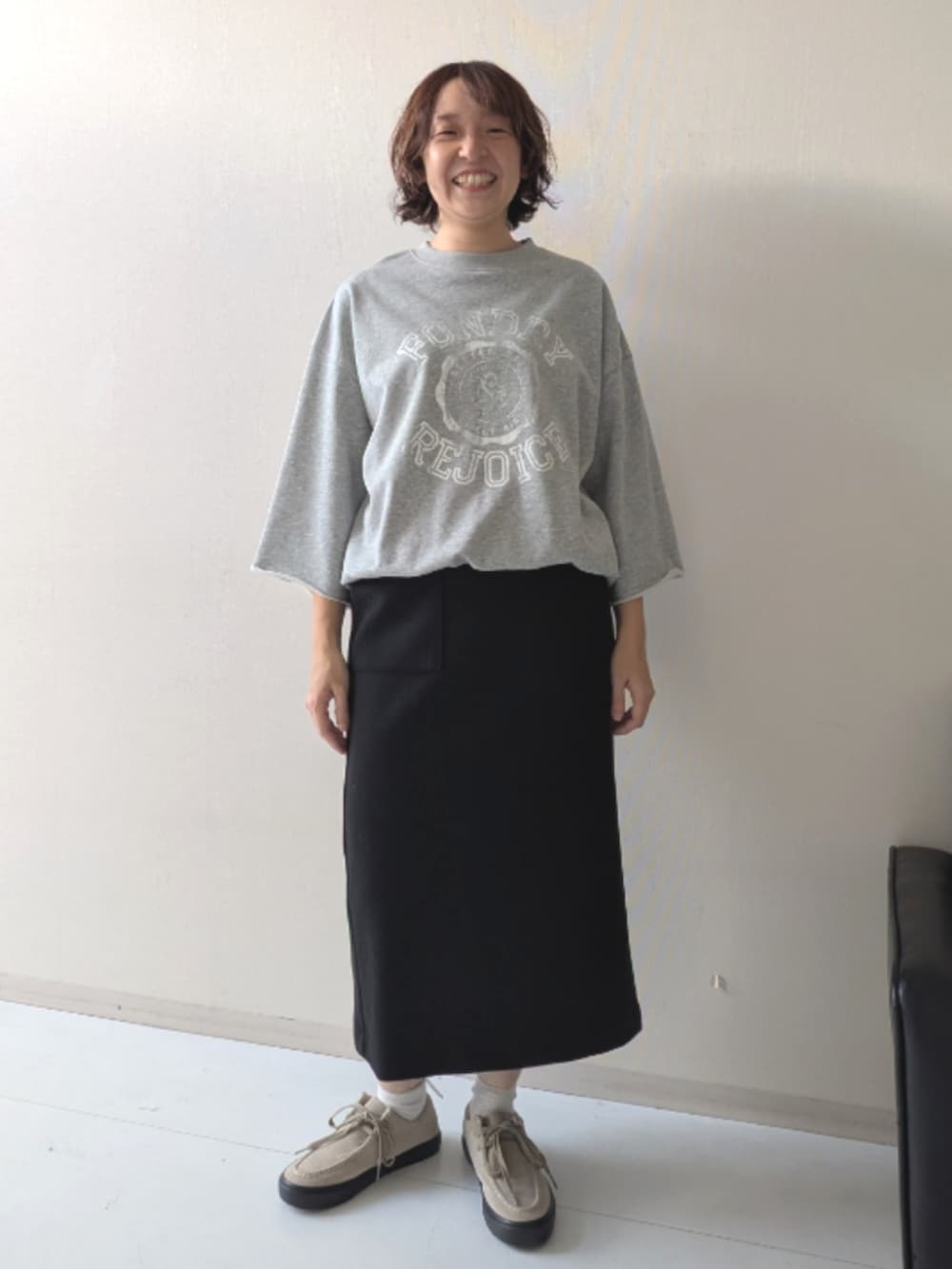 ブラウン系のスニーカー、ブラック系のニット/セーター、ブラック系のベストを着用したレディースの秋コーディネートの5枚目の写真