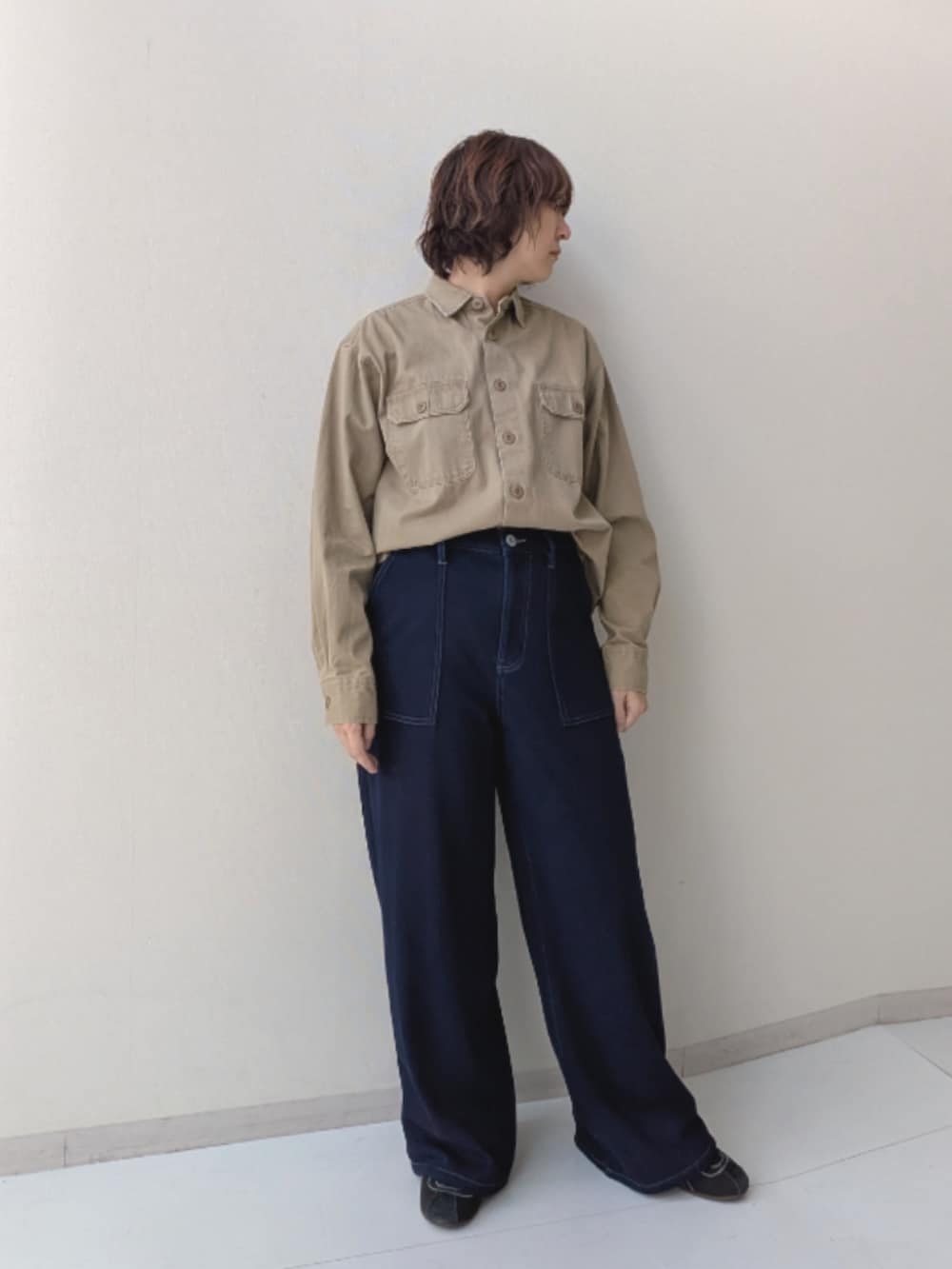 ベージュ系のシャツ/ブラウス、ブラウン系のカバーオール、ブルー系のデニムパンツを着用したレディースの秋コーディネートの8枚目の写真