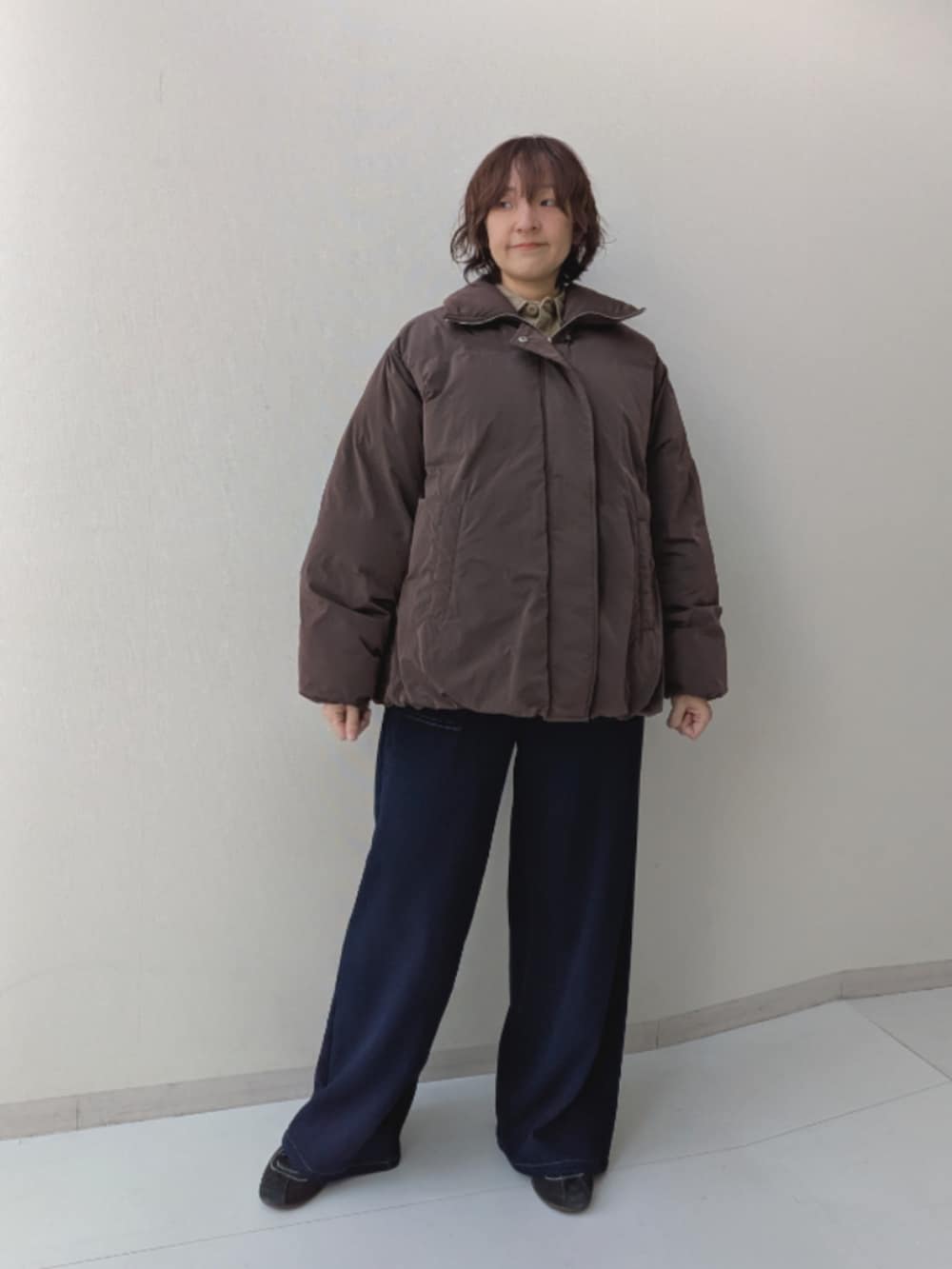 ベージュ系のシャツ/ブラウス、ブラウン系のカバーオール、ブルー系のデニムパンツを着用したレディースの秋コーディネートの10枚目の写真