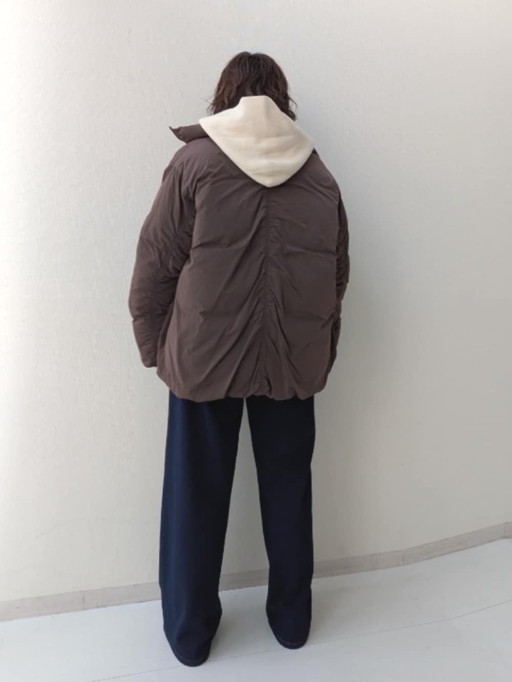 ベージュ系のシャツ/ブラウス、ブラウン系のカバーオール、ブルー系のデニムパンツを着用したレディースの秋コーディネートの3枚目の写真