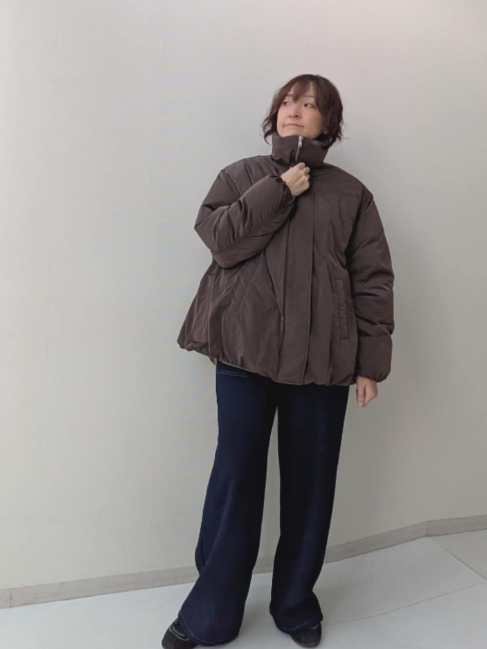 ベージュ系のシャツ/ブラウス、ブラウン系のカバーオール、ブルー系のデニムパンツを着用したレディースの秋コーディネートの9枚目の写真