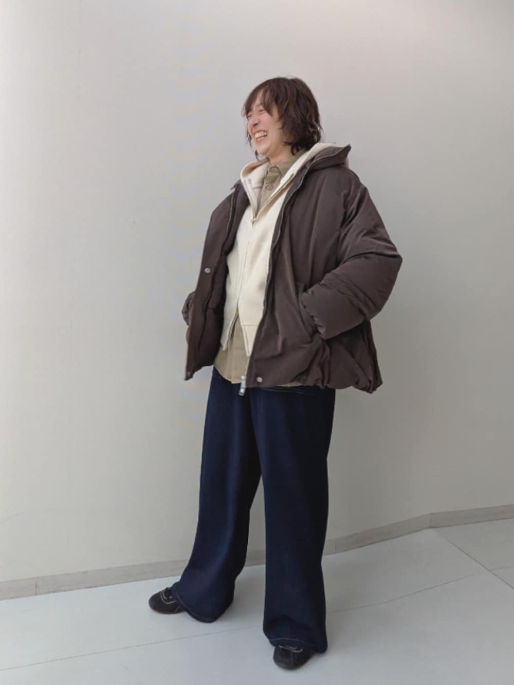 ベージュ系のシャツ/ブラウス、ブラウン系のカバーオール、ブルー系のデニムパンツを着用したレディースの秋コーディネートの2枚目の写真