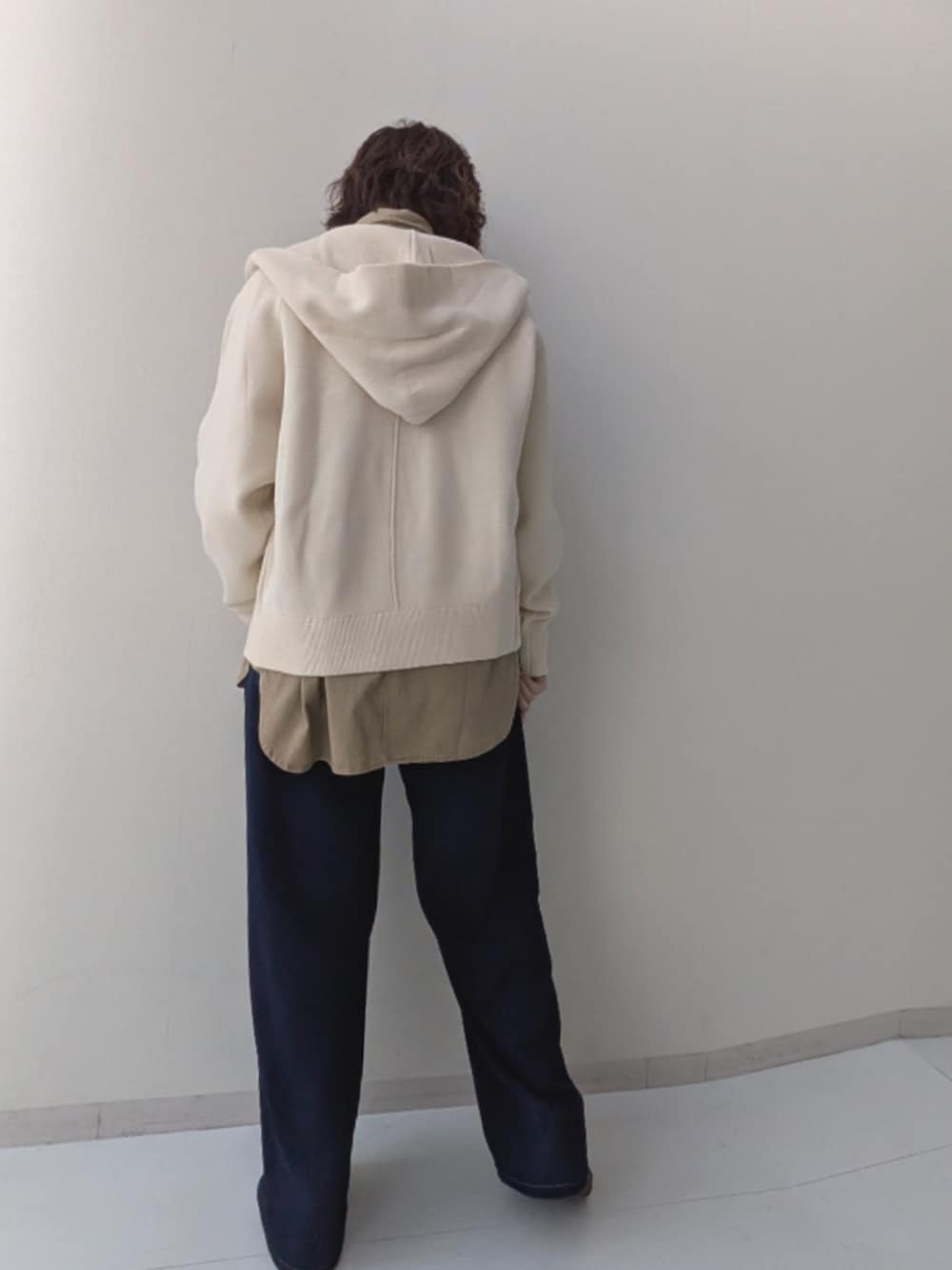 ベージュ系のシャツ/ブラウス、ブラウン系のカバーオール、ブルー系のデニムパンツを着用したレディースの秋コーディネートの6枚目の写真