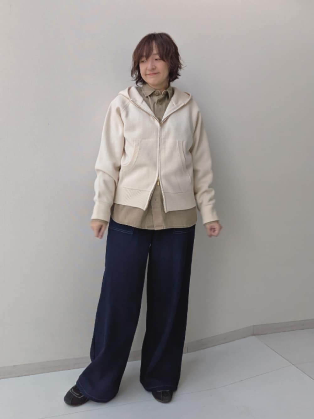 ベージュ系のシャツ/ブラウス、ブラウン系のカバーオール、ブルー系のデニムパンツを着用したレディースの秋コーディネートの5枚目の写真