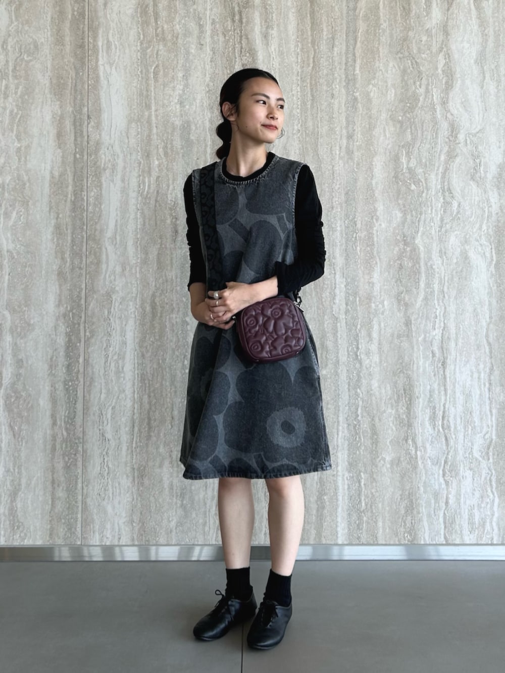 グレー系のワンピース、レッド系のショルダーバッグを着用したレディースの秋コーディネートの2枚目の写真