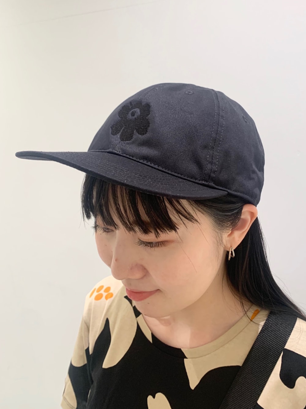 「デートコーデ、ワンピース、キャップ、スニーカー、夏コーデ、ラクチンコーデ、シンプルスタイル、大人女子、大人可愛い、大人コーデ、ワンピースコーデ、ショルダーバッグ、花柄ワンピース、花柄、ロングワンピース」｜「marimekkoのSh Kalliokielo Villinarsissi / dress（ワンピース、ベージュ系）」を使った、marimekkostaffさん（レディース・155cm）の夏コーディネートの4枚目の写真