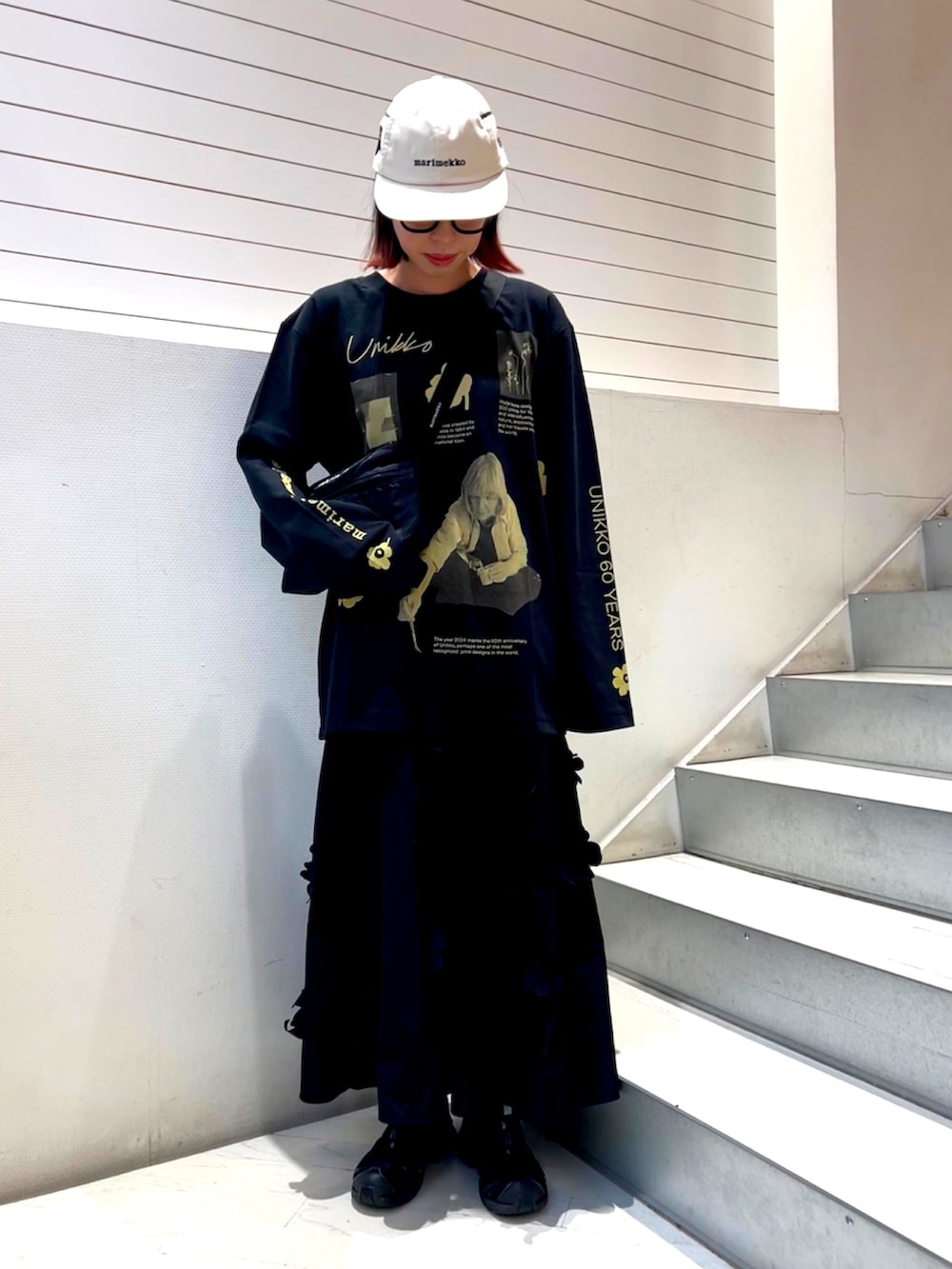 ブラック系のTシャツ/カットソー、ブラック系のショルダーバッグ、ブラック系のスカートを着用したレディースの秋コーディネートの2枚目の写真