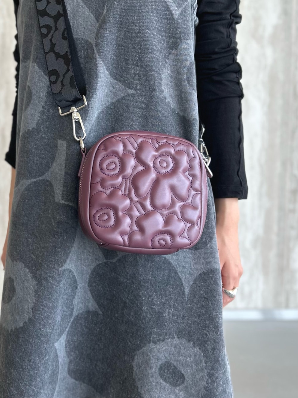 グレー系のワンピース、レッド系のショルダーバッグを着用したレディースの秋コーディネートの5枚目の写真