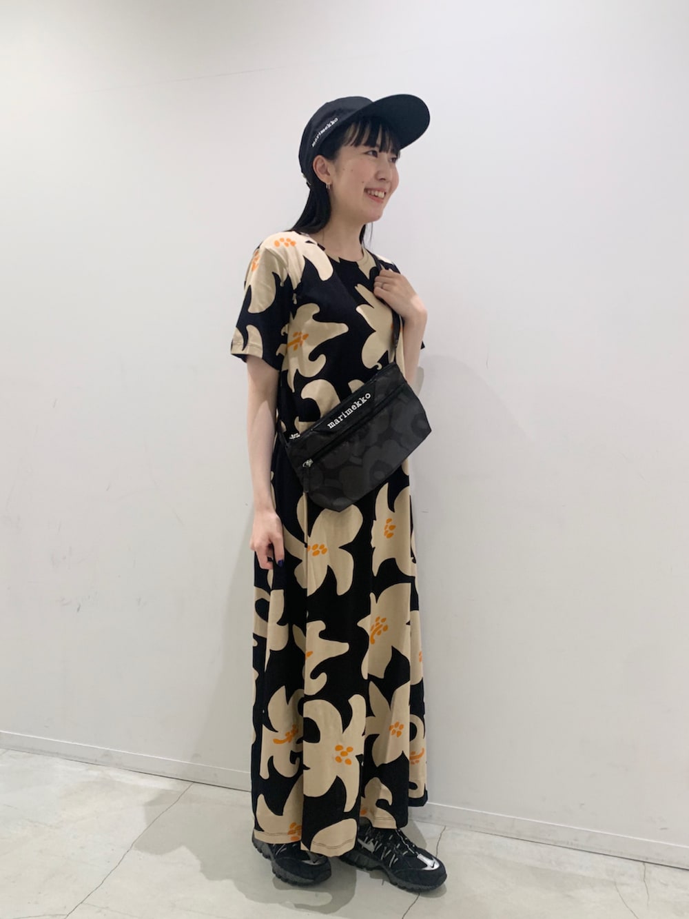 「デートコーデ、ワンピース、キャップ、スニーカー、夏コーデ、ラクチンコーデ、シンプルスタイル、大人女子、大人可愛い、大人コーデ、ワンピースコーデ、ショルダーバッグ、花柄ワンピース、花柄、ロングワンピース」｜「marimekkoのSh Kalliokielo Villinarsissi / dress（ワンピース、ベージュ系）」を使った、marimekkostaffさん（レディース・155cm）の夏コーディネートの2枚目の写真