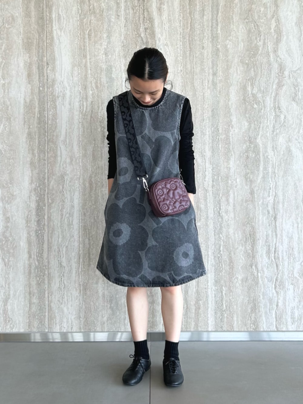 グレー系のワンピース、レッド系のショルダーバッグを着用したレディースの秋コーディネートの3枚目の写真