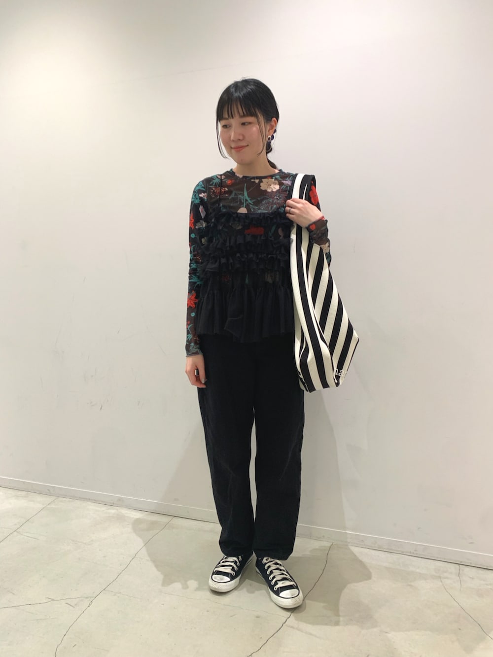ブラック系のショルダーバッグ、ブラック系のデニムパンツ、ブラック系のTシャツ/カットソーを着用したレディースの春コーディネートの2枚目の写真
