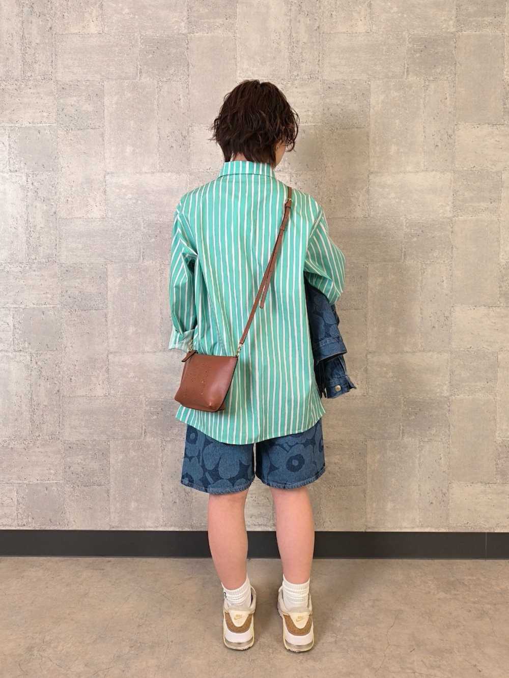 「デニムシャツ、ストライプシャツ、休日スタイル、ショートパンツ、お出かけコーデ、ショルダーバッグ、大人カジュアル、オトナ女子、春、ラクチンコーデ、オトナカワイイ、デニム、デニムパンツ、デニムショートパンツ、低身長」｜「marimekkoの【kioski】Piccolo /Jokapoika  blouse（シャツ/ブラウス、グリーン系）」を使った、marimekkostaffさん（レディース・153cm）の春コーディネートの2枚目の写真