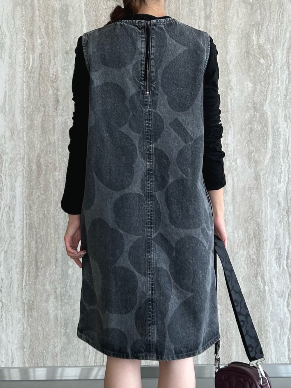 グレー系のワンピース、レッド系のショルダーバッグを着用したレディースの秋コーディネートの4枚目の写真