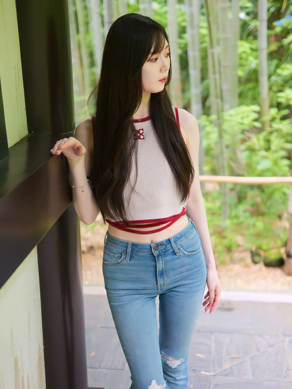 ピンク系のベスト、ブルー系のデニムパンツを着用したレディースの秋コーディネートの2枚目の写真