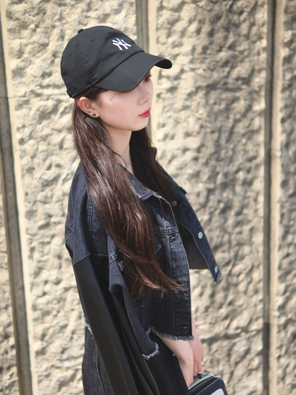 ブラック系のブルゾン、ホワイト系のショルダーバッグ、ブラック系のワンピースを着用したレディースの秋コーディネートの2枚目の写真