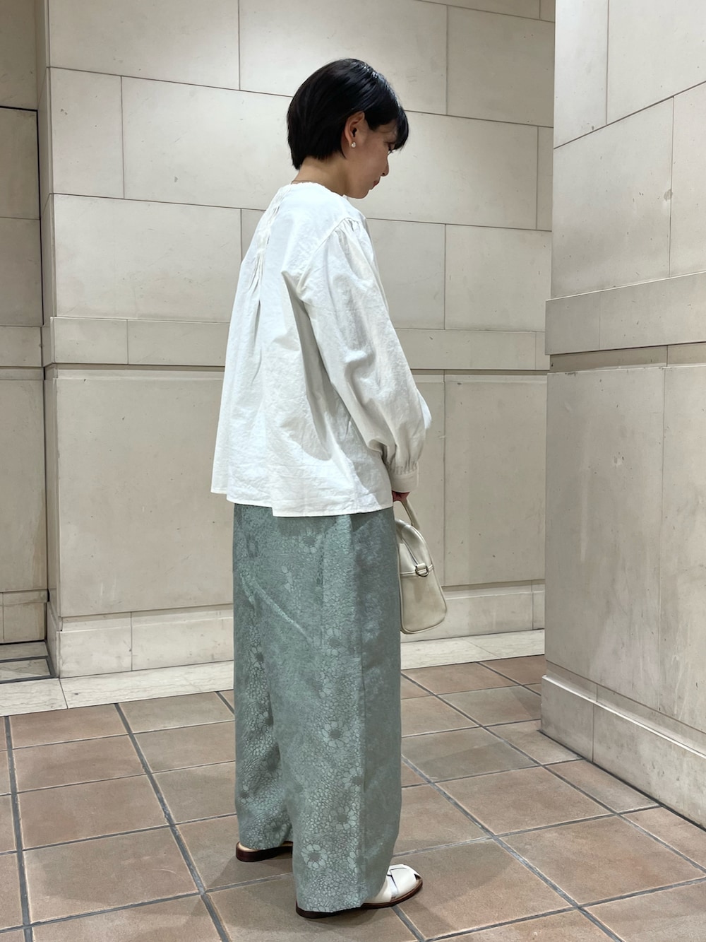 「Samansa Mos2、TSUHARU by Samansa Mos2、シンプルコーデ、淡色コーデ、ハンドバッグ、ショートヘア、低身長、グルカサンダル、サンダル、ショルダーバッグ、パンツスタイル、ブラウス、きれいめカジュアル、レースブラウス、サンダルに靴下」｜「Samansa Mos2のボストンショルダーバッグ（ショルダーバッグ、ホワイト系）」を使った、シノさん（骨格ストレート・レディース・152cm）の春コーディネートの2枚目の写真