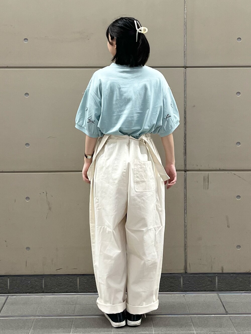 「Samansa Mos2、SM2、デニム、お出かけコーデ、デートコーデ、淡色コーデ、Tシャツ、リボン、ハイウエストパンツ、パンツスタイル、サロペット、白パンツ、ブルベ冬、骨格ストレート、低身長」｜「Samansa Mos2の◎ハイウエストサロペット（その他パンツ、ホワイト系）」を使った、シノさん（骨格ストレート・レディース・152cm）の夏コーディネートの2枚目の写真