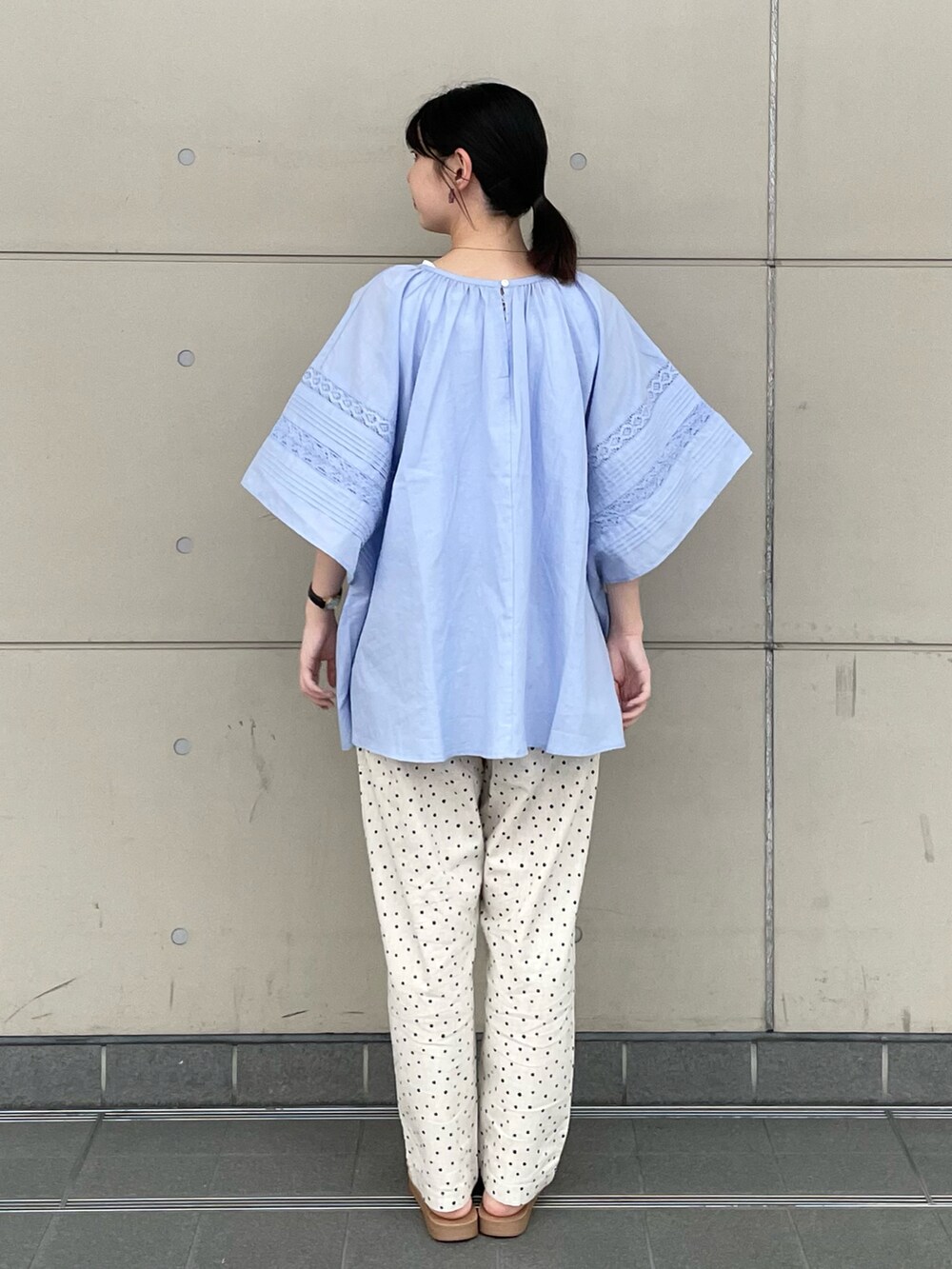 ホワイト系のサンダル、ホワイト系のTシャツ/カットソー、ホワイト系のその他パンツを着用したレディースの夏コーディネートの2枚目の写真