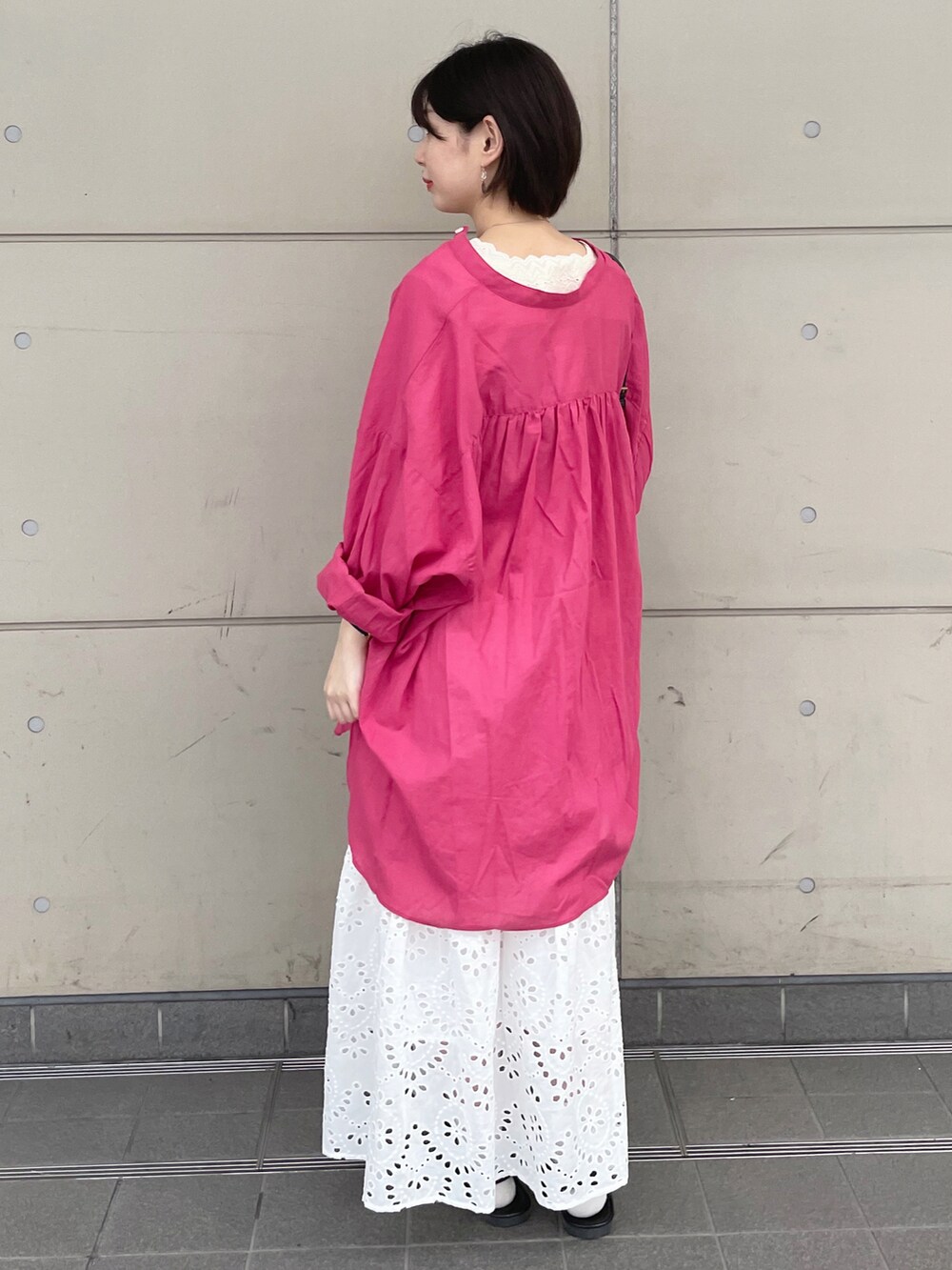 ブラック系のハンドバッグ、ベージュ系のタンクトップ、ピンク系のシャツ/ブラウスを着用したレディースの夏コーディネートの2枚目の写真