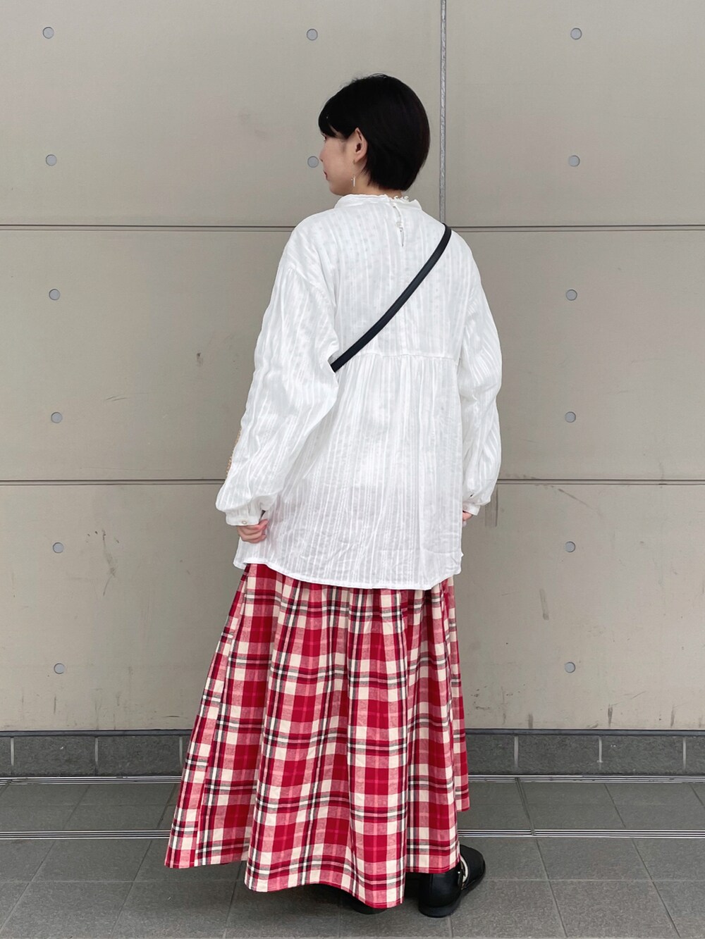 「春服デビュー宣言、Samansa Mos2、淡色コーデ、パステル映える春、ビッグシルエット、プチプラ、ピンク、春服みてみて、休日スタイル、春コーデ、低身長、ショートヘア、チェックスカート、チュニック、サンダル」｜「Samansa Mos2のオーバーレースブラウス（シャツ/ブラウス、ホワイト系）」を使った、シノさん（骨格ストレート・レディース・152cm）の春コーディネートの2枚目の写真