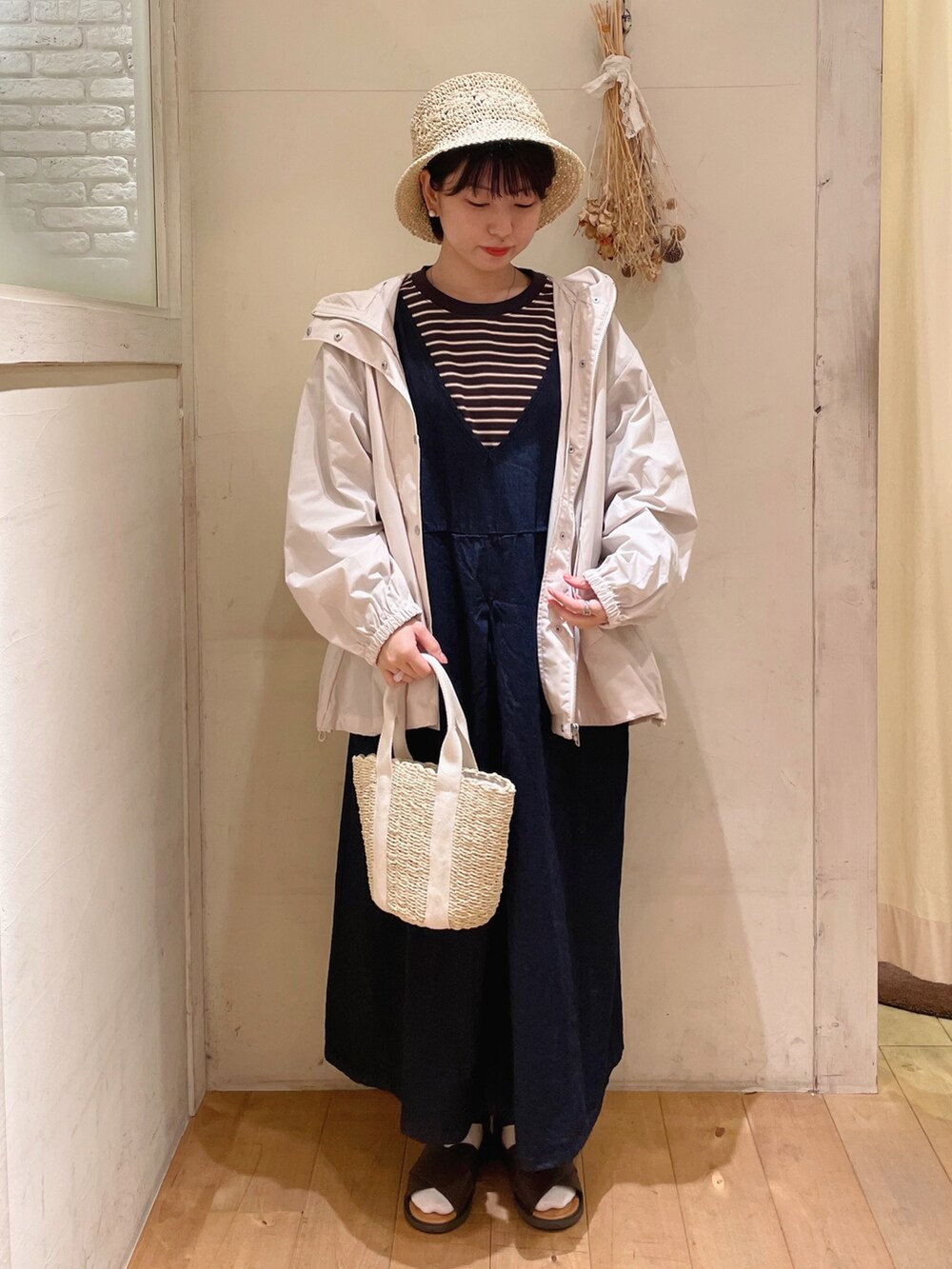 「春コーデ、Samansa Mos2、スクエアバッグ、ピンク、春服みてみて、キャミワンピ、バケットハット、ボーダートップス、ボーダー、マウンテンパーカー、デニム、ジャンパースカート、サンダル、春服、かごバッグ」|「Samansa Mos2のアンクルストラップクロスサンダル(サンダル、ブラウン系)」を使った、シノさん(骨格ストレート・レディース・152cm)の春コーディネートの2枚目の写真