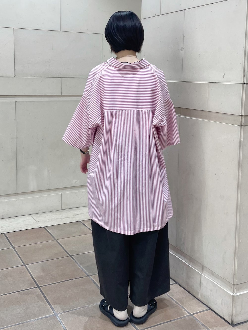 「Samansa Mos2、お出かけコーデ、夏セールで買いました、プチプラ、サンダル、低身長、パンツコーデ、夏コーデ、トートバッグ、ノースリーブ、ビッグシャツ、シャツスタイル、ストライプシャツ、ワイドパンツ、カジュアルコーデ」｜「Samansa Mos2のメッシュスポーツサンダル（サンダル、ブラック系）」を使った、シノさん（骨格ストレート・レディース・152cm）の夏コーディネートの2枚目の写真