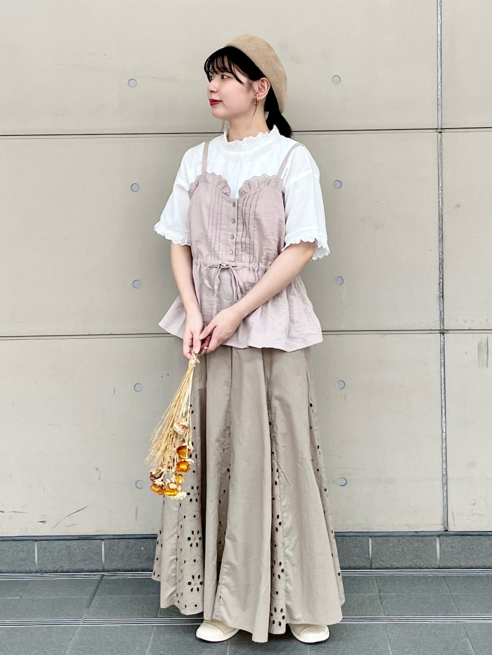 「Samansa Mos2、SM2、お出かけコーデ、デートコーデ、淡色コーデ、休日スタイル、ロングスカート、フリルブラウス、キャミソール、レースキャミソール、レーススカート、低身長、ブルベ冬、骨格ストレート、ブラウス」｜「Samansa Mos2のオーバーレースパネル切替スカート（スカート、ブラウン系）」を使った、シノさん（骨格ストレート・レディース・152cm）の秋コーディネートの2枚目の写真