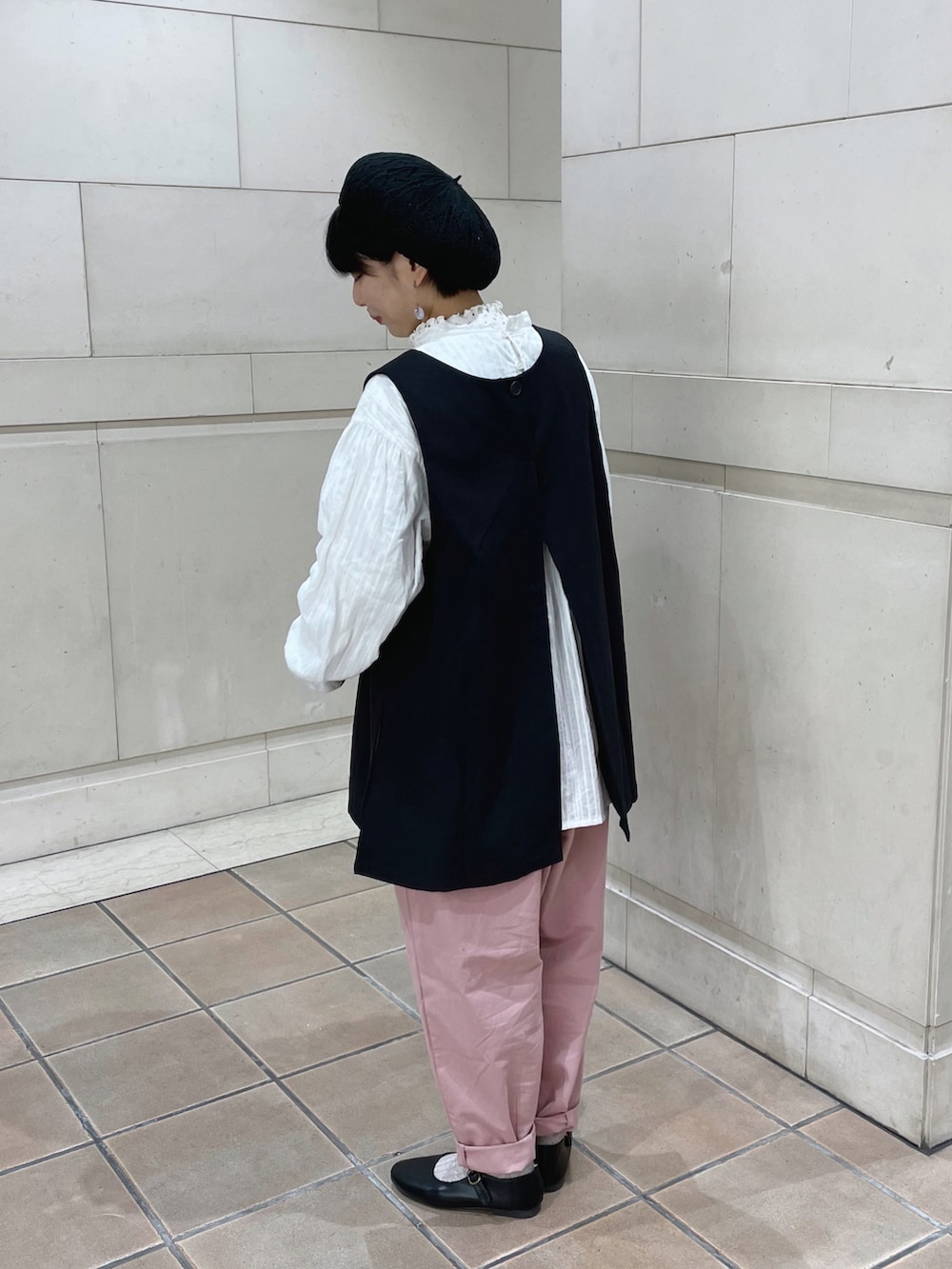 「ビビッドカラー、プチプラ、Samansa Mos2、春色、ベスト、レイヤードスタイル、シンプルコーデ、カラーパンツ、淡色コーデ、きれいめカジュアル、低身長、パンツスタイル、ベレー帽、春服デビュー宣言、ピンク」|「Samansa Mos2のワンストラップシューズ(ドレスシューズ、ブラック系)」を使った、シノさん(骨格ストレート・レディース・152cm)の冬コーディネートの2枚目の写真