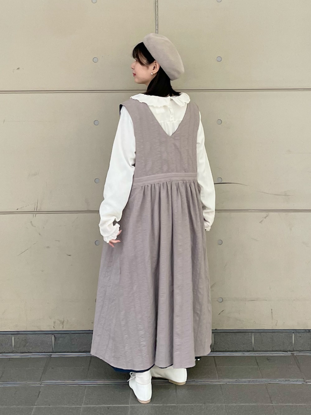 「Samansa Mos2、SM2、kazumiコラボ、レイヤードスタイル、淡色コーデ、春色、デートコーデ、春コーデ、プチプラ、春服みてみて、ベレー帽、ベロア、カットソー、ジャンパースカート、レースアップシューズ」｜「Samansa Mos2のリネン混ベレー帽（ハット、ベージュ系）」を使った、シノさん（骨格ストレート・レディース・152cm）の冬コーディネートの2枚目の写真