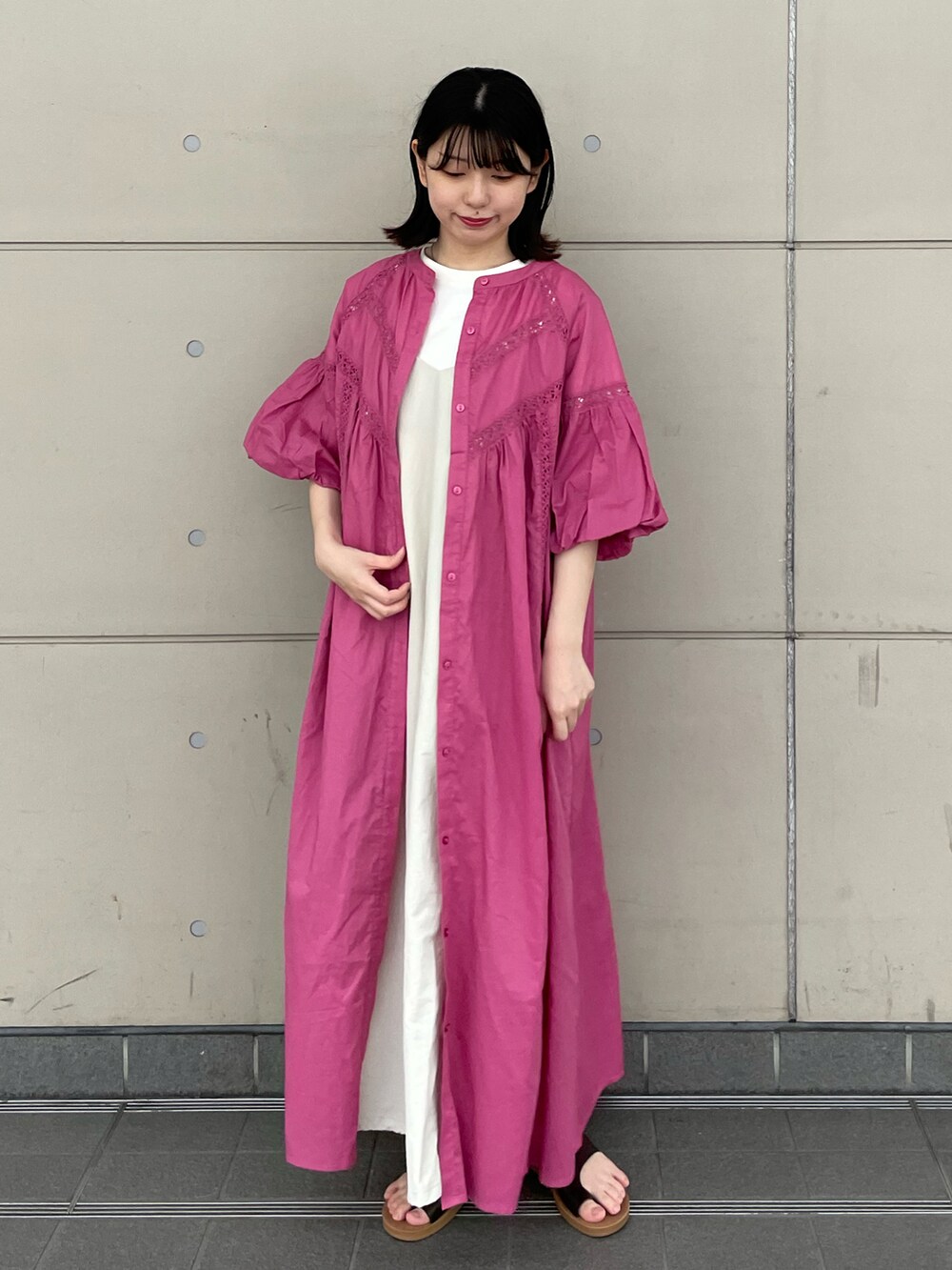 「Samansa Mos2、SM2、ワンピース、レイヤードスタイル、夏コーデ、サンダル、キャミワンピ、夏だ！Tシャツ着よう！、きれいめカジュアル、プチプラ、お出かけコーデ、ピンク、Tシャツ、低身長、シンプルスタイル」｜「Samansa Mos2の【S/XLサイズ WEB限定】軽量サムリングサンダル（サンダル、ブラウン系）」を使った、シノさん（骨格ストレート・レディース・152cm）の夏コーディネートの2枚目の写真