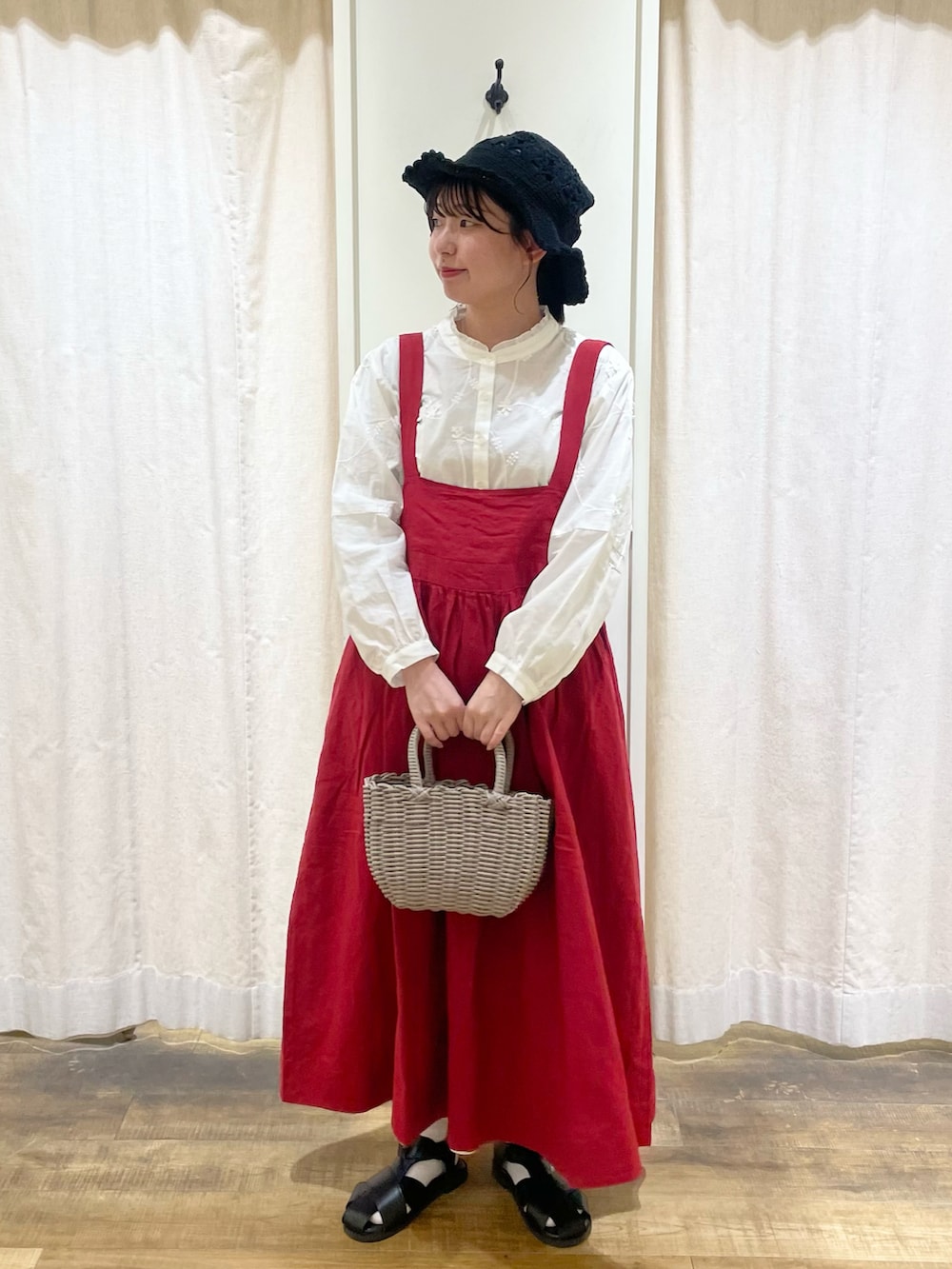 ホワイト系のシャツ/ブラウス、レッド系のワンピース、ブラック系のサンダルを着用したレディースの秋コーディネートの2枚目の写真