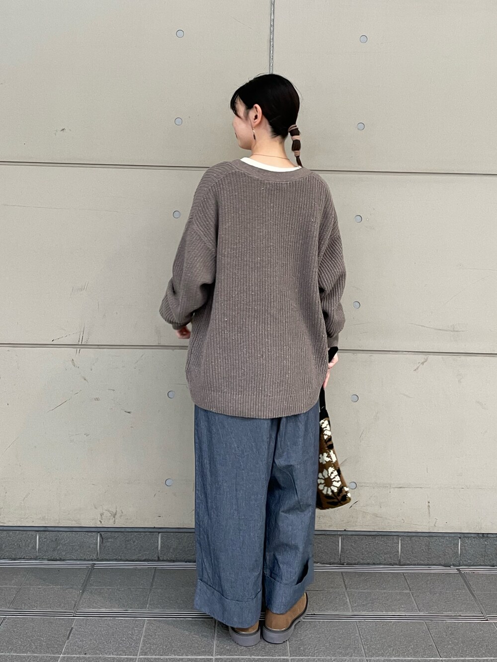 「Samansa Mos2、SM2、シンプルコーデ、ブラウン、休日スタイル、ロンT、デニム、ローファー、カーディガン、ショルダーバッグ、ニット、ビッグシルエット、レイヤードスタイル、低身長、チロリアンシューズ」｜「Samansa Mos2の花柄ニットショルダーバッグ（ハンドバッグ、イエロー系）」を使った、シノさん（骨格ストレート・レディース・152cm）の秋コーディネートの2枚目の写真