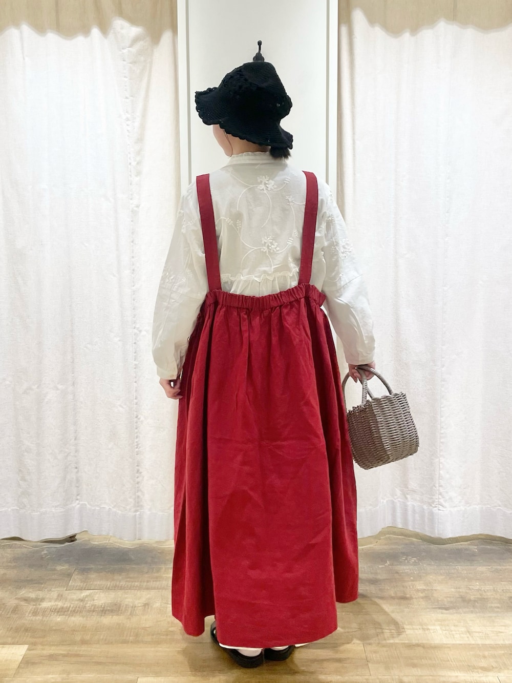 ホワイト系のシャツ/ブラウス、レッド系のワンピース、ブラック系のサンダルを着用したレディースの秋コーディネートの3枚目の写真