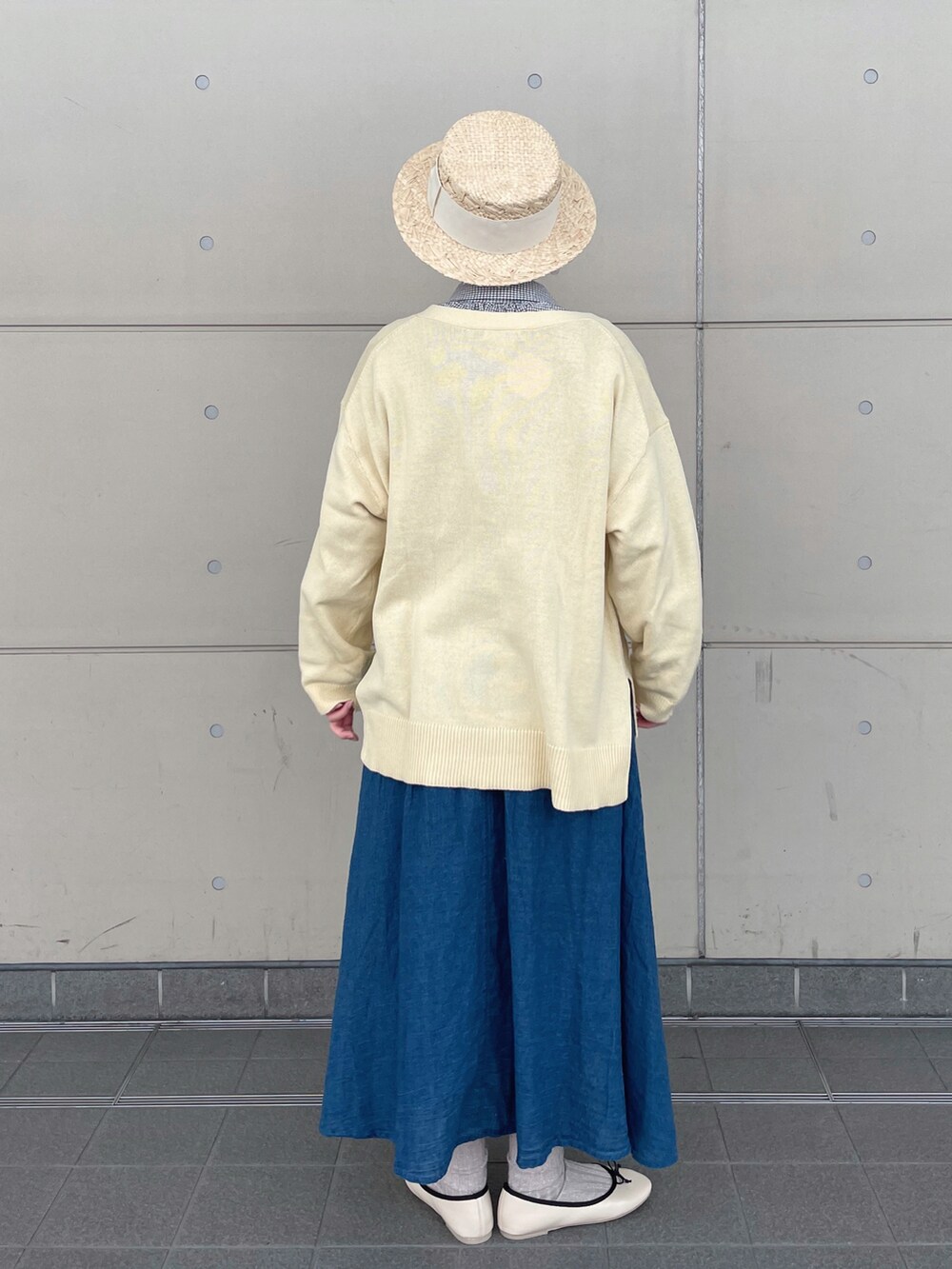 「Samansa Mos2、春服デビュー宣言、デニム、レイヤードスタイル、シンプルコーデ、カーディガン、淡色コーデ、きれいめカジュアル、パステル映える春、ビッグシルエット、マーメイドスカート、プチプラ、春服みてみて、カンカン帽、バレエシューズ」｜「Samansa Mos2の太リボンカンカン帽（ハット、ホワイト系）」を使った、シノさん（骨格ストレート・レディース・152cm）の春コーディネートの2枚目の写真