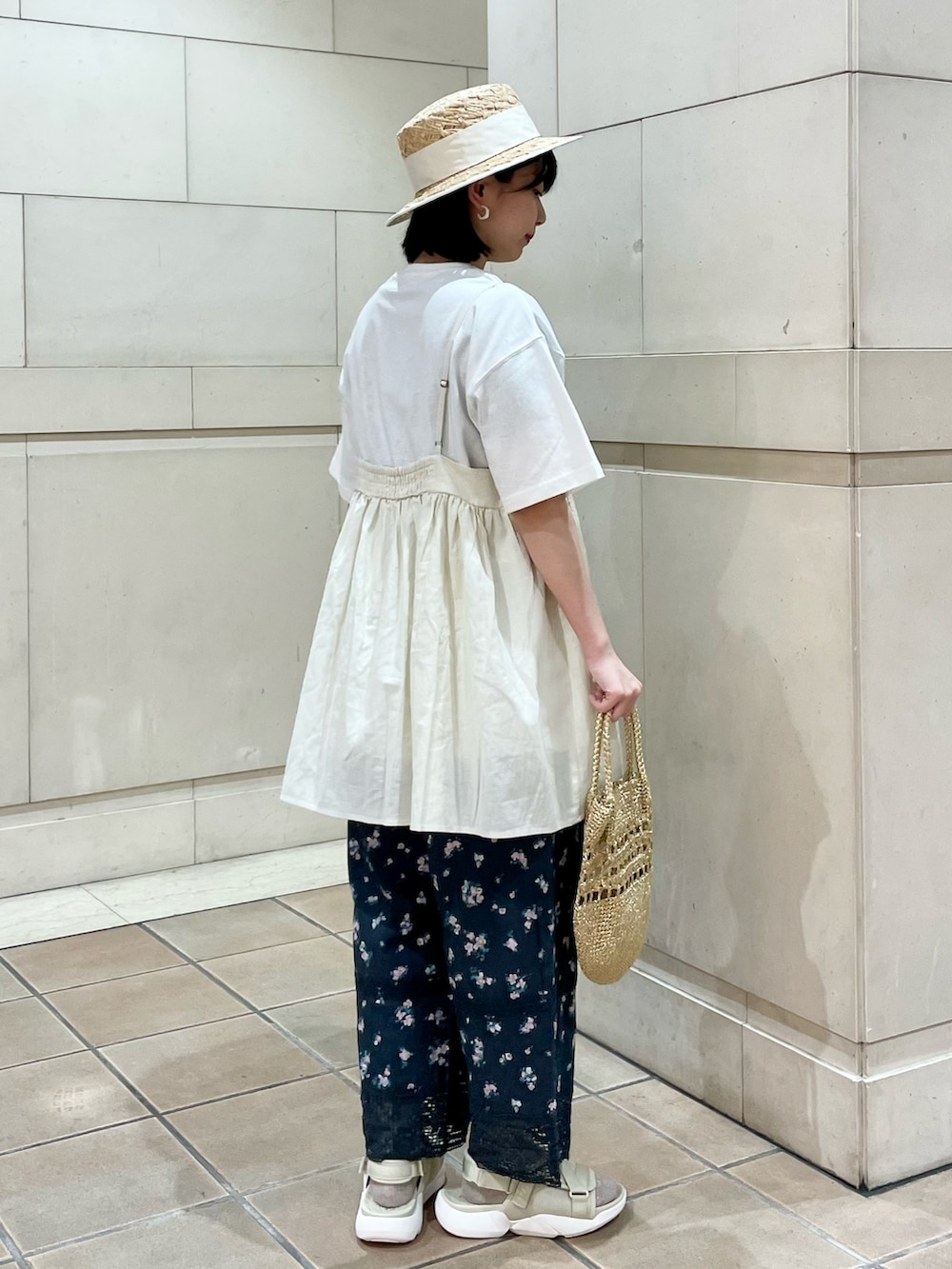 「Samansa Mos2、SM2、春夏コーデ、ブラウス、パステルカラー、シンプルコーデ、低身長コーデ、スポーツミックス、カンカン帽、ロゴT、キャミソール、花柄パンツ、パンツスタイル、スポーツサンダル、骨格ストレート」｜「Samansa Mos2の【S/XLサイズ WEB限定】メッシュベルトスポーツサンダル（サンダル、ベージュ系）」を使った、シノさん（骨格ストレート・レディース・152cm）の春コーディネートの3枚目の写真