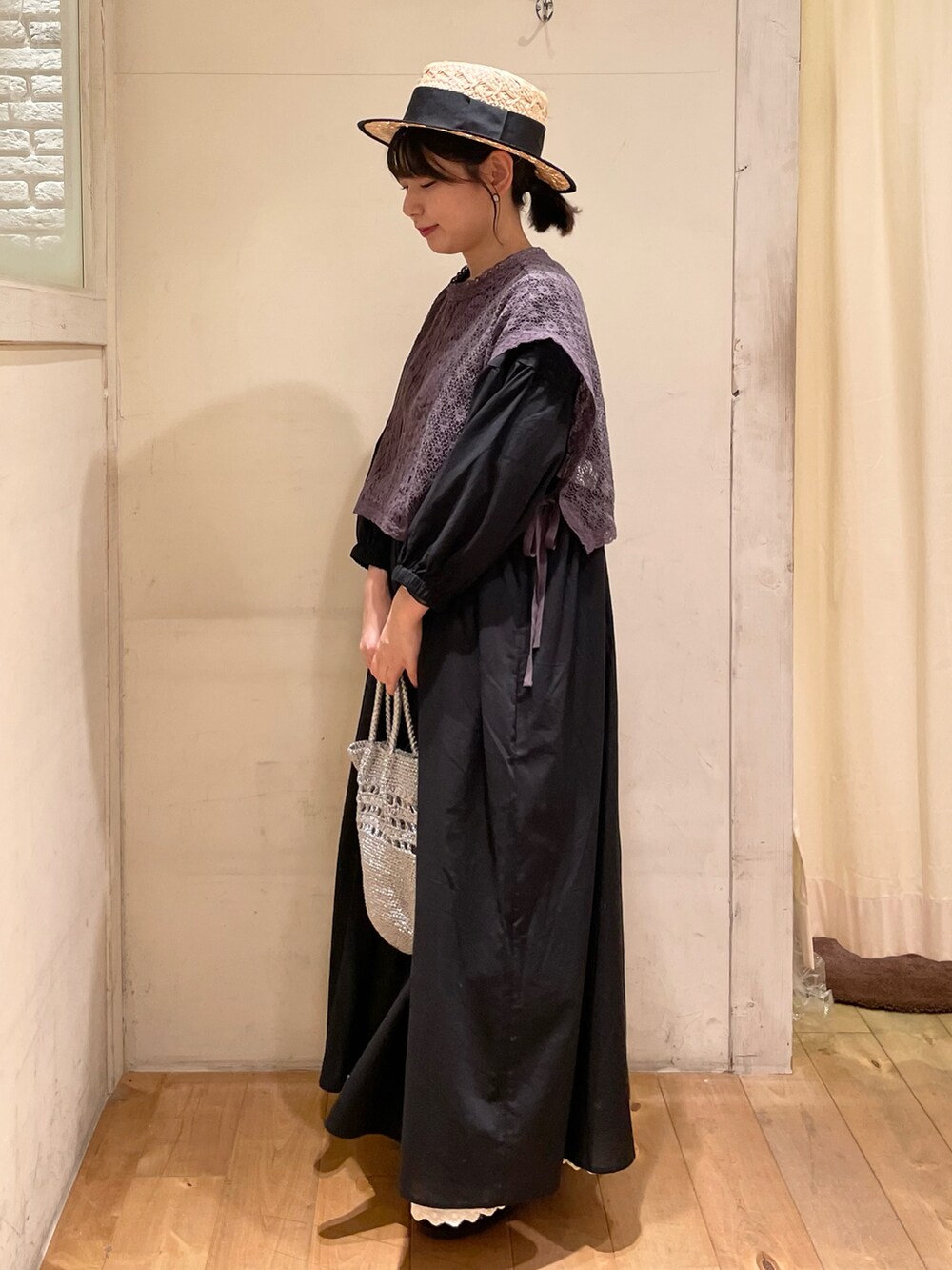 「Samansa Mos2、SM2、ワンピース、シンプルコーデ、低身長コーデ、グルカサンダル、モノトーン、カンカン帽、ベスト、レーススカート、トートバッグ、メッシュサンダル、夏コーデ、骨格ストレート、レイヤードスタイル」｜「Samansa Mos2のラフィア太リボンカンカン帽（ハット、ブラック系）」を使った、シノさん（骨格ストレート・レディース・152cm）の春コーディネートの3枚目の写真