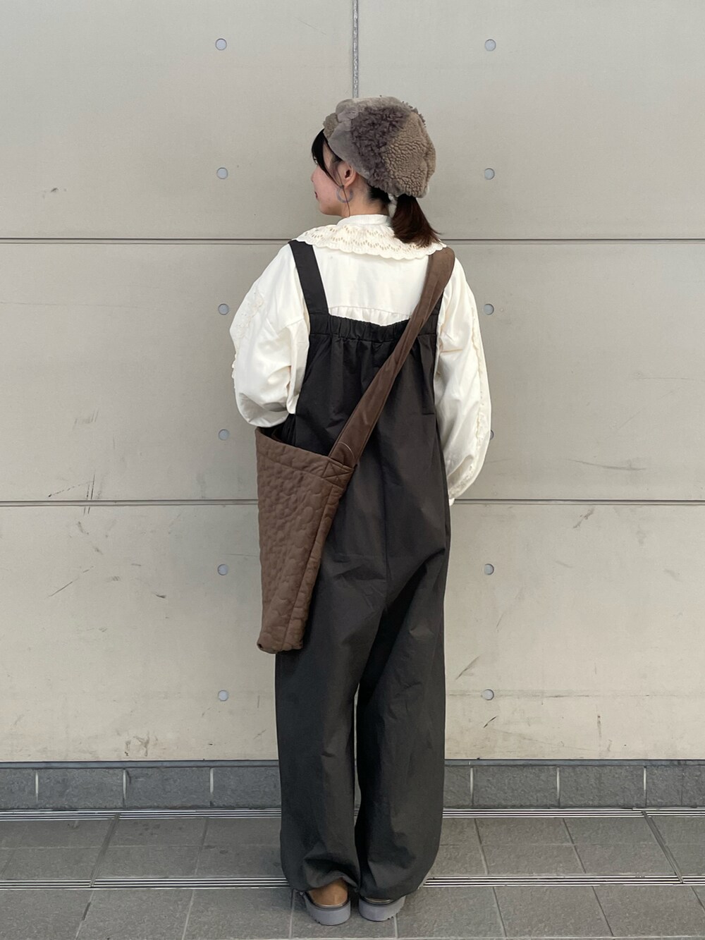「Samansa Mos2、SM2、レイヤードスタイル、休日スタイル、クリスマスに着たい服、マイベストコーデ2023、お出かけコーデ、プチプラ、ショルダーバッグ、ローファー、ベレー帽、サロペット、レースブラウス、ハイネック、低身長」｜「Samansa Mos2のフェイクスエードチロリアンシューズ（ドレスシューズ、ベージュ系）」を使った、シノさん（骨格ストレート・レディース・152cm）の冬コーディネートの2枚目の写真