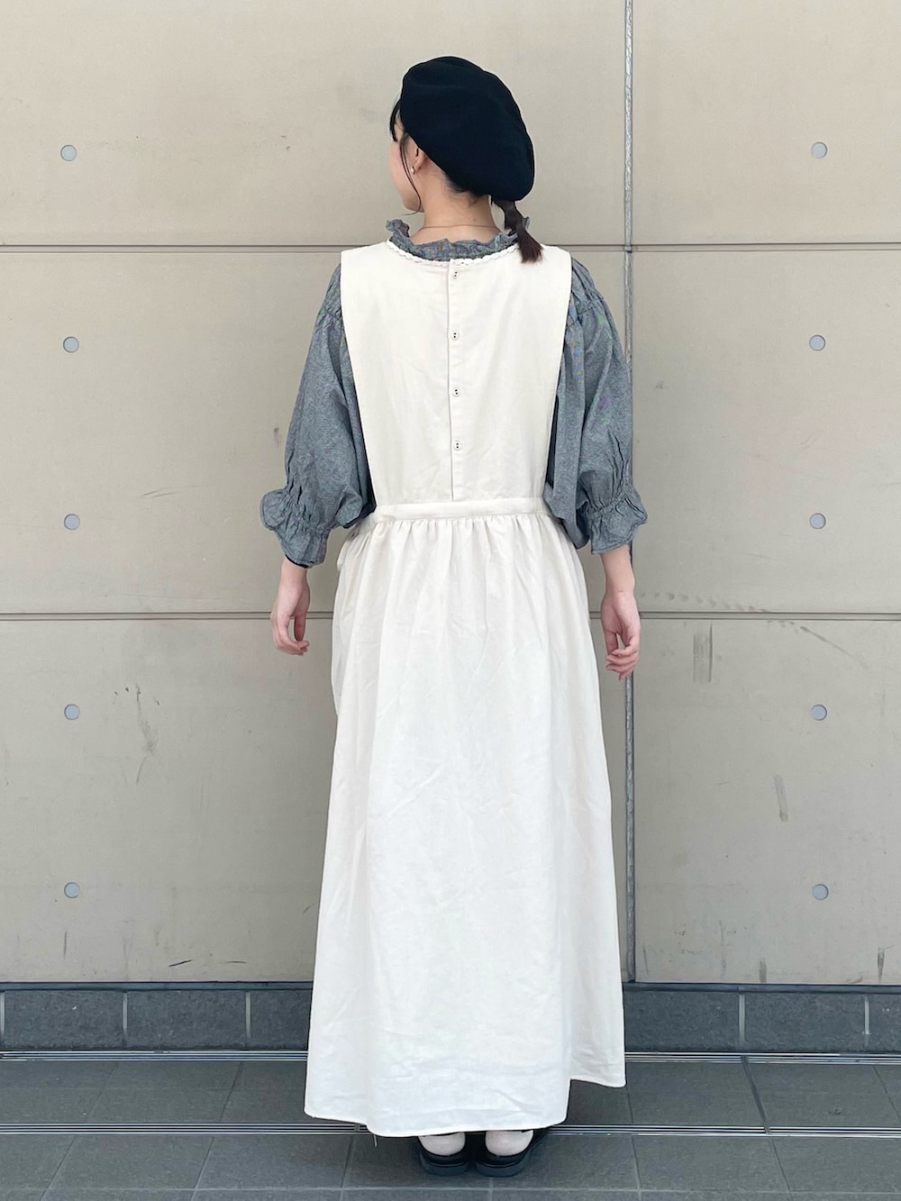 ブラック系のサンダル、ブラック系のシャツ/ブラウス、ホワイト系のワンピースを着用したレディースの夏コーディネートの2枚目の写真